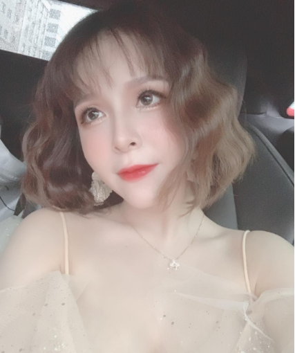 「H版李毓芬」釦子沒扣！Cos照「魯夫 → 乳夫」　車頭燈太兇「衣服遮不住」！