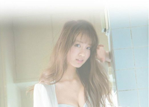 主人楼梯间「无套啪啪啪」嗨爆她羞：射完淌到大腿内侧…