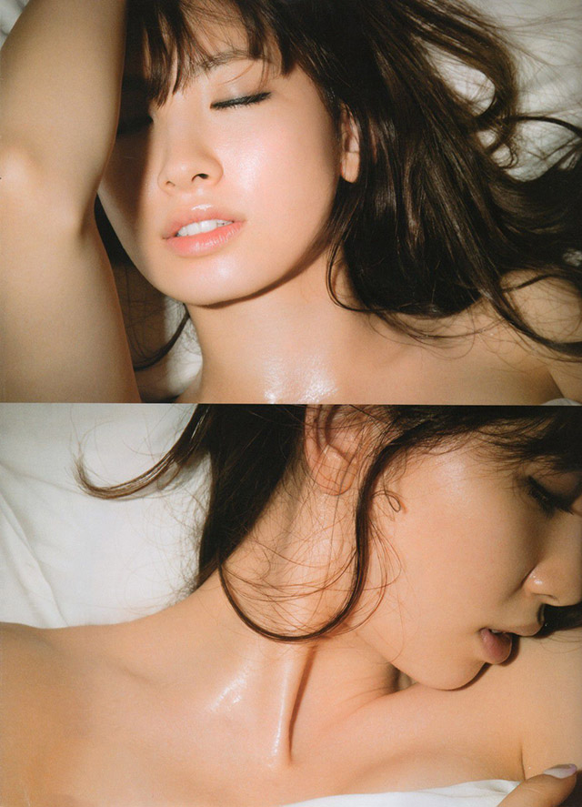 写真女王「小隖阳菜」：上演居家诱惑性感床照走一波~
