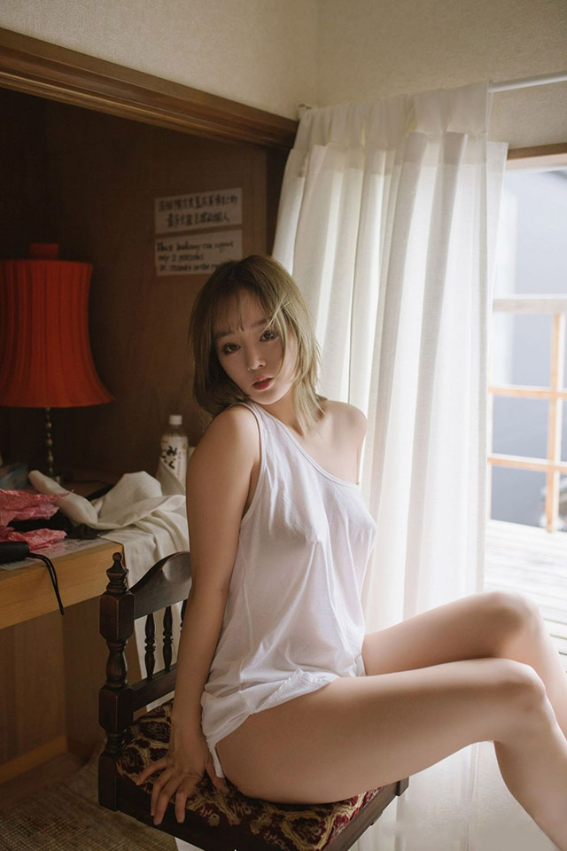 半透明的诱惑！悠哉下午与穿透白背心的「巨乳正妹」在床上慢舞！