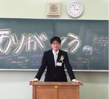 白天是高中数学老师！眼镜男晚上「兼差当AV男优」爽上大咖女优
