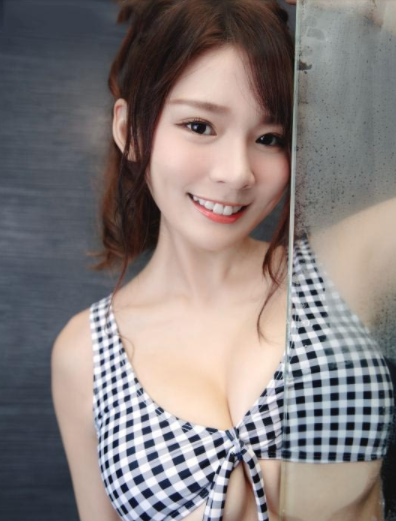 摄影师把我一层层脱下来，最后只剩下一条浴巾了
